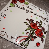 誕生日や記念日を特別に演出するアニバーサリープレートをご提供しております。他店とは異なり、ご希望に応じたオリジナルデザインのイラストを施したプレートで、思い出に残るひとときを演出します。ご予約はお早めにお願い致します。