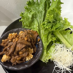 牛肉と納豆のピリ辛中華炒め　レタス包み