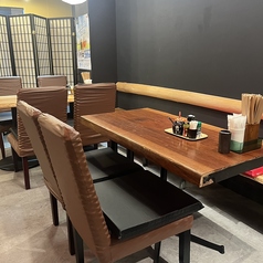 ゆったり座れるテーブル席は友人同士や会社帰りの飲み会に最適。落ち着いた空間で炭火焼鳥とお酒を囲みながら会話を楽しめます。