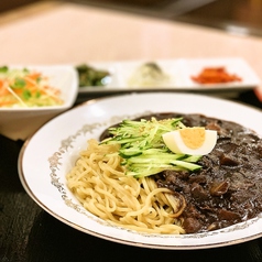 韓国の若者の間で人気の【ジャージャー麺1000円(税込)】