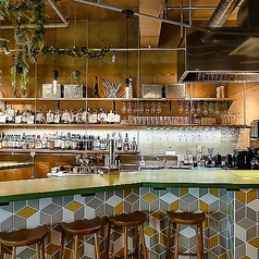 夜は照明を落として雰囲気が変わります。ご来店はお一人様も大歓迎◎お仕事帰りやお出かけ帰りにもぜひお気軽にお立ち寄りくださいませ。