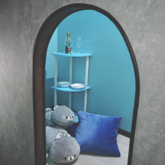 ゆったりとした時間が流れる、大人のための空間です。船橋のにぎわいを忘れて喧騒から離れたひと時を過ごせる、秘密の隠れ家に。コバルトブルーとカーマインレッドを基調にした1～2名様用の個室をご用意。