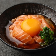 サーモンユッケ