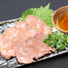 低温調理の牛タン刺し