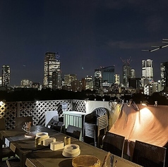 六本木の夜景を望むロマンチックなロケーションはデートに最適です。