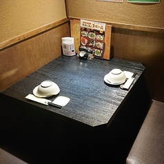 【カップルさんに大人気】L字型のお席でごゆっくりおくつろぎいただけます。しっかりとした個室で誰にも邪魔されない空間をお楽しみください。