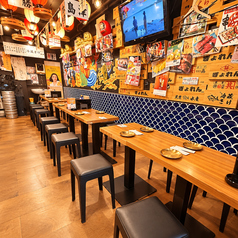 和モダンな雰囲気ある広々テーブル席！和モダンな雰囲気の店内は、肩ひじ張らずに宴会をお楽しみ頂けます！新橋駅から徒歩1分の好立地なので集合・解散もスムーズ！飲み会や宴会だけでなく、接待、女子会、合コンなど様々なシチュエーションにおすすめです！当日予約も承っておりますのでお気軽にご利用ください！
