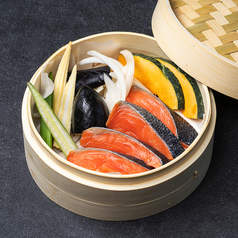 サーモンと旬野菜の蒸籠蒸し