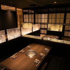 【掘りごたつ半個室/6～12名様】中規模宴会にも◎人数に合わせたお席をご用意します。6名様までの少人数でまとまってお座りいただけるテーブルを多数ご用意。席間のパネルを下げれば、皆様で顔を見合わせながらお過ごしいただける半個室に早変わりします。