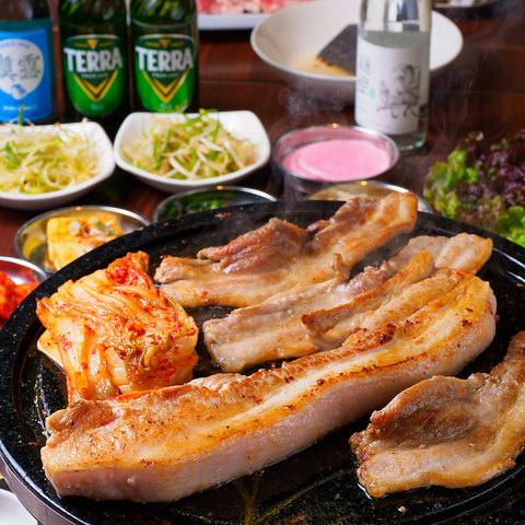 メディアでも話題のサムギョプサル！充実の韓国酒で乾杯、団体でも楽しめる空間です！