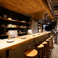 1階にあるカウンターでは、焼き場が目の前にあるのでライブ感を楽しみながらお食事を楽しんでいただけます。