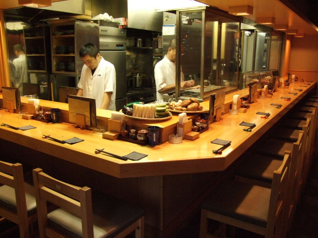 会社帰りの「フラっと一杯」にピッタリなカウンター席。職人の技が光る料理の数々！