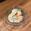 料理メニュー写真 半熟卵のポテサラ