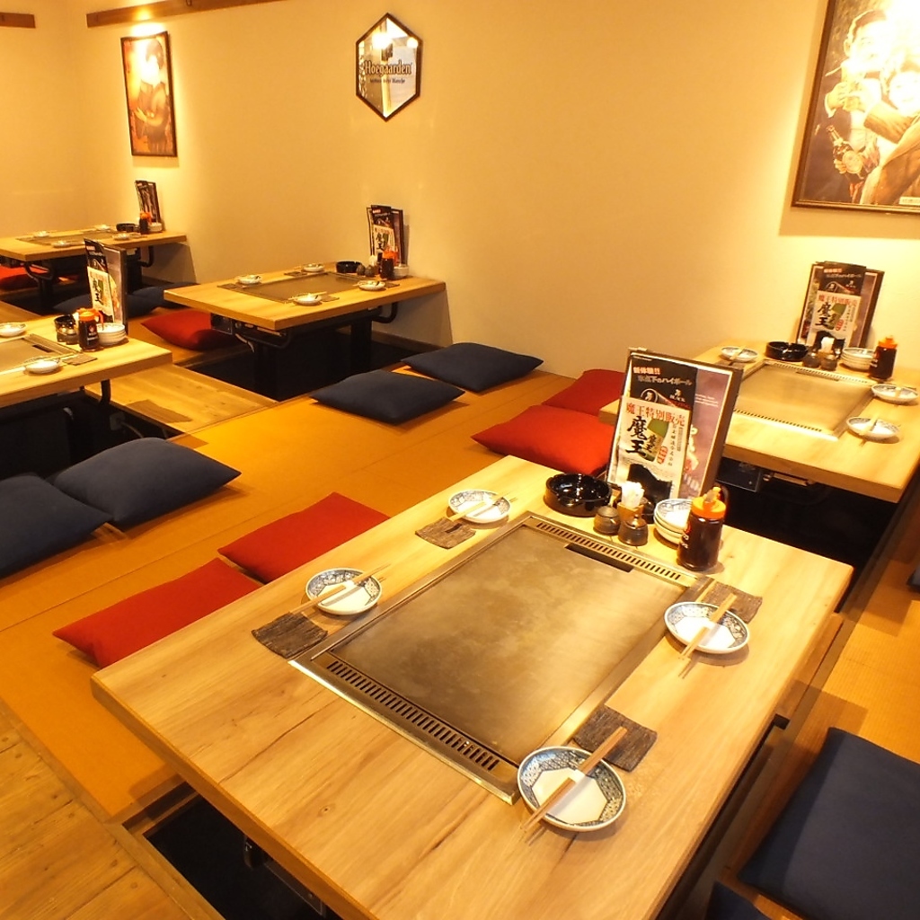 木の温もりを感じる掘りごたつ席をご用意しております。足を伸ばしてゆっくりお寛ぎください◎