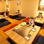 木の温もりを感じる掘りごたつ席をご用意しております。足を伸ばしてゆっくりお寛ぎください◎