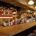 木のぬくもりが感じられるカウンター席は、15席をご用意！仕事帰りにふらっと立ち寄って、一杯楽しむのにぴったりです♪友達とのおしゃべりや、静かなひとときにも最適な空間です◎ビールの香りに包まれて、リラックスしながらお過ごしください！