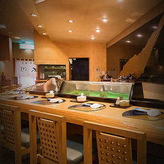 お一人様でもゆったりとお寛ぎいただける、贅沢なカウンター席。大将との会話を通して、その日のおすすめの魚介や日本酒の知識を得られるのも醍醐味の一つです。オシャレな空間の中で、最高に新鮮な魚料理を堪能しながら、日常を忘れる上質な時間をお過ごしください◎