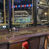 《夜景の見えるカウンター席》開放的な店内には、居心地の良いテーブル席やおしゃれな雰囲気のカウンター席を多数ご用意しております。