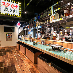 【デートやサク飲みに◎】店内は明るくて活気があります！カウンター席は8席完備しており、お仕事帰りのサク飲みやデート、記念日のお食事に最適。身体にも優しいとされるしじみの出汁が染み出したスープをベースにした焼肉をご堪能下さい。