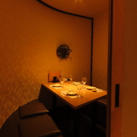 デートや接待、女子会など少人数から使える個室も完備