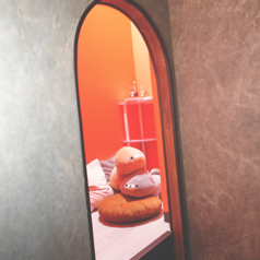 ゆったりとした時間が流れる、大人のための空間です。船橋のにぎわいを忘れて喧騒から離れたひと時を過ごせる、秘密の隠れ家に。コバルトブルーとカーマインレッドを基調にした1～2名様用の個室をご用意。