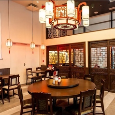中華料理と言えば円卓。豪華なシャンデリアの下でゆったりとお寛ぎいただけるテーブル席です。