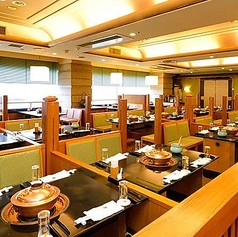 【テーブル席（4名様×10卓・6名様×2卓）】ご利用人数に合わせて幅広く対応可能。日常を楽しむお食事から団体でのご利用まで、フレキシブルにご利用いただけるホールのテーブル席です。仕切りを設けておりますので、他のお客様の目線を気にすることなくゆったりお過ごしいただけます。