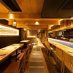 ゆったりとしたオープンテーブル席は活気を味わないがらも落ち着いた食事が可能なお席です。最大12名様のご宴会にもお使い頂けます。