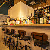 木の質感が心地よいテーブル席は、お仕事帰りに同僚と語らいながら過ごすひとときに最適です。温かみのある照明が室内を優しく包み込み、島に流れる穏やかな時間を感じさせてくれます。日常の喧騒を忘れて、美味しい郷土料理と共にゆったりとした夜を心ゆくまでお楽しみください。