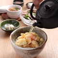 料理メニュー写真 特製かき揚げの天茶～特製岩手ワカサギ魚醤の香りダシで～