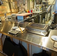 当店の立ちカウンター席は、1名様からご利用いただけるスタイルとなっており、焼肉をカジュアルに楽しめるのが魅力です。立ち席ならではの開放感と程よい距離感が、わいわいとした賑わいの中でも落ち着いた時間を演出。お仕事帰りやちょっとした空き時間などにも、ふらっと立ち寄って本格焼肉をご堪能いただけるお席です。