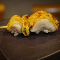 丁寧に焼き上げる炭火焼鳥が自慢日替わりの銘柄鶏を使用