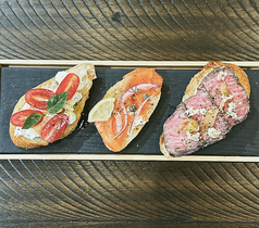 燻製サーモントラウトとクリームチーズのブルスケッタ