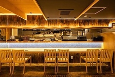 ライブ感満載の大人の為のカウンター席。ゆったりとしたカウンターは時間を忘れて飲みすぎちゃうかも！