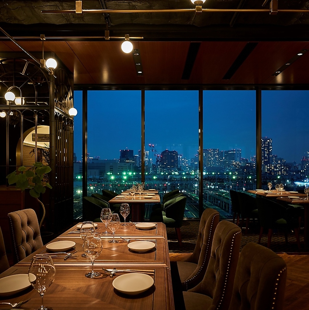 ディナータイムには都心の夜景をお楽しみいただけます。特別な日のお食事にもぴったりです。