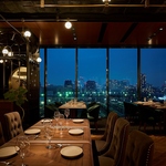 ディナータイムには都心の夜景をお楽しみいただけます。特別な日のお食事にもぴったりです。