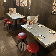 ≪テーブル席≫テーブルタイプのお席です。4名×2の8名席。横並びで飲食をお楽しみ頂けます。