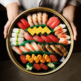 店内で快適に過ごしていただけるよう、無料Ｗｉ―Ｆｉを完備しております。お食事の合間に撮った美しいお寿司の写真をその場でシェアしたり、ビジネスの合間のランチでメールチェックを行ったりと、自由にご活用いただけます。