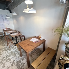 2名様からご利用頂けるテーブル席は12名様の小宴会も可能です!プライベートシーンから各種宴会まで幅広くご対応致します!