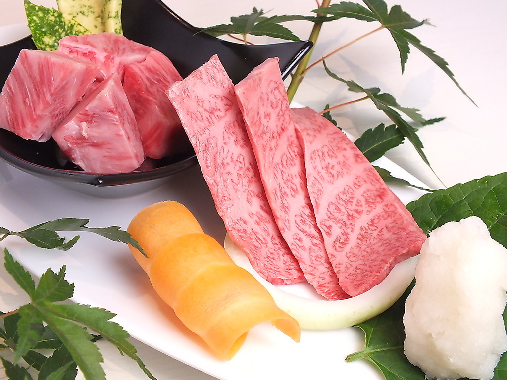 並肉・上肉・特選肉のロース、カルビ、そしてハラミやランチのお肉まで全て【厳選黒毛和牛】のみ使用