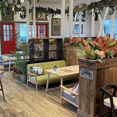 ついつい長居したくなるようなソファー席。間隔をあけて席を設けておりますので、じっくり会話を楽しみながらお過ごしいただけます。どのお店も居心地の良い空間を目指しています♪