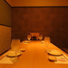 靴を脱がなくていいテーブル個室はスムーズに入室できます◎リラックスした雰囲気の中、気軽にお食事や会話を楽しめるのが魅力です。ビジネスやプライベートでの利用に最適。