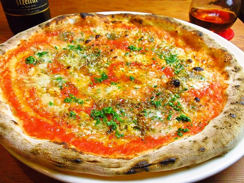 本場イタリアのシェフが、400℃の石窯で一枚一枚丁寧に焼くピザがオススメ。