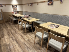 椅子とベンチソファータイプ 1席4~6名でのご利用可能