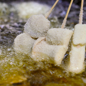 自慢の串カツは【食材】【衣】【油】にこだわっております！●食材は定番～旬のものを。そして具材の大きさも満足いただける大きさです！●衣は細か過ぎず、かつ粗すぎない適度なパン粉を使用しておりま！口当たりの良さは自慢です！●揚げ物の旨さは油で決まる！当店では、細かく油の交換を行っております。