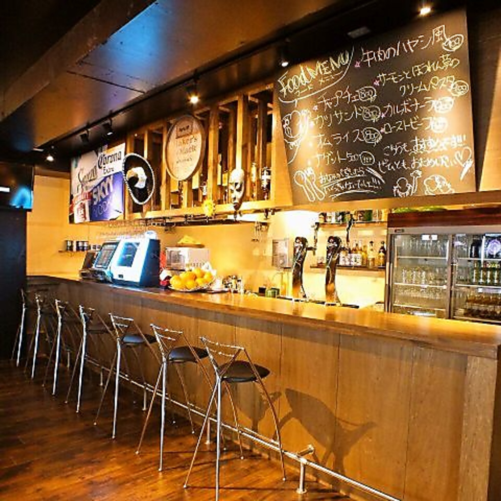 ダーツだけじゃなく、雰囲気のあるカウンターでお酒を飲みながら会話も弾みます♪