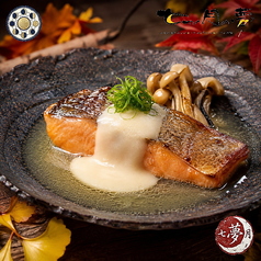 秋鮭の白仕立て ～澄み出汁とバターの余韻～｜Autumn Salmon in a Creamy White Broth