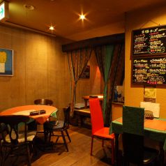落ち着ける雰囲気のテーブル席！