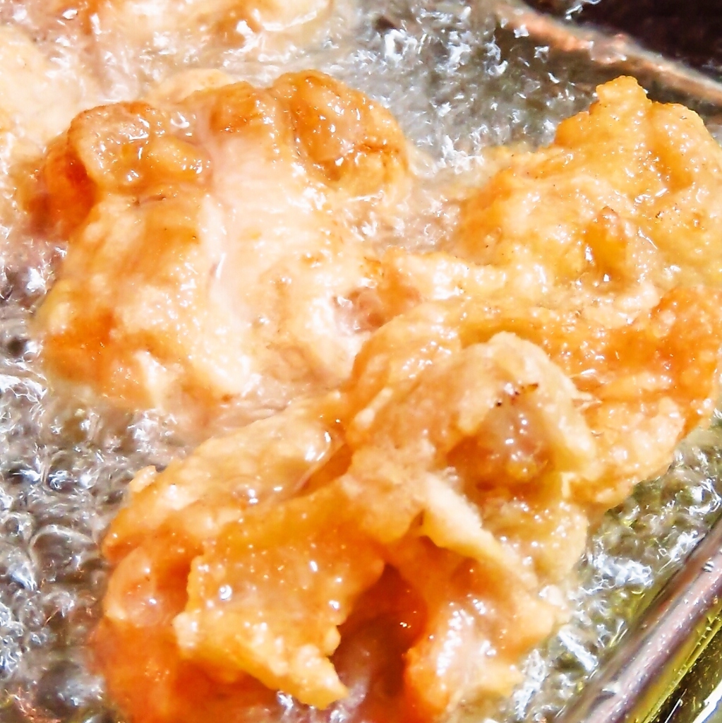 食感にこだわり、独自にブレンドした唐揚げ粉を使用！サクッ&カリッと揚げた「唐揚げ」で大満足！！