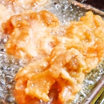 食感にこだわり、独自にブレンドした唐揚げ粉を使用！サクッ&カリッと揚げた「唐揚げ」で大満足！！